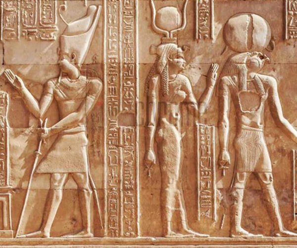 Representación artística de dioses egipcios con símbolos y características únicas.