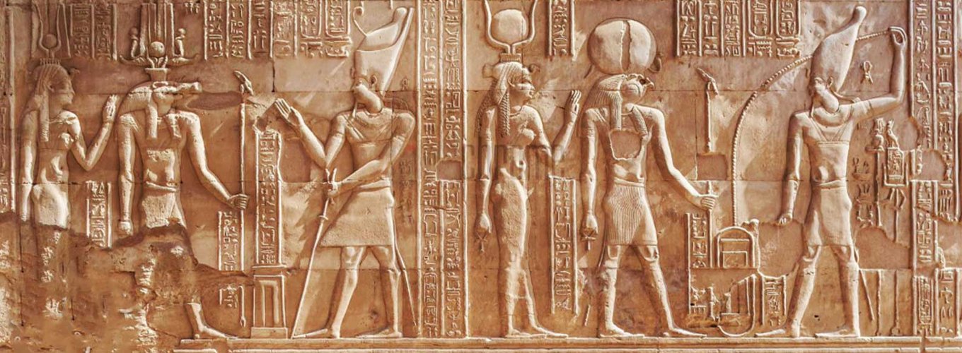 Representación artística de dioses egipcios con símbolos y características únicas.