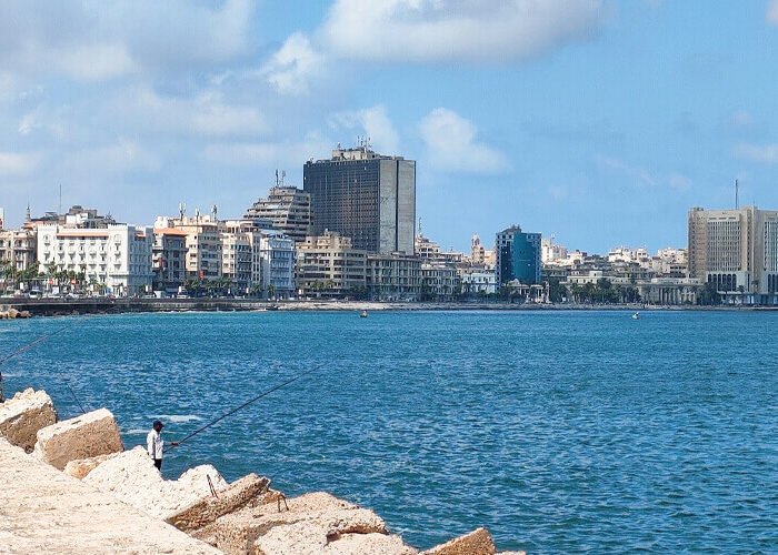 Vista espectacular de la playa de Alexandria con arena dorada y aguas cristalinas.