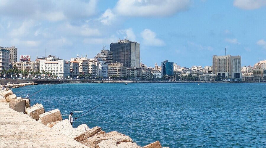 Vista espectacular de la playa de Alexandria con arena dorada y aguas cristalinas.