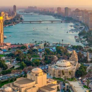 Horizonte de El Cairo con arquitectura histórica y vida urbana vibrante.