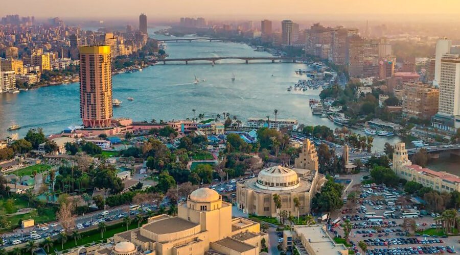 Horizonte de El Cairo con arquitectura histórica y vida urbana vibrante.