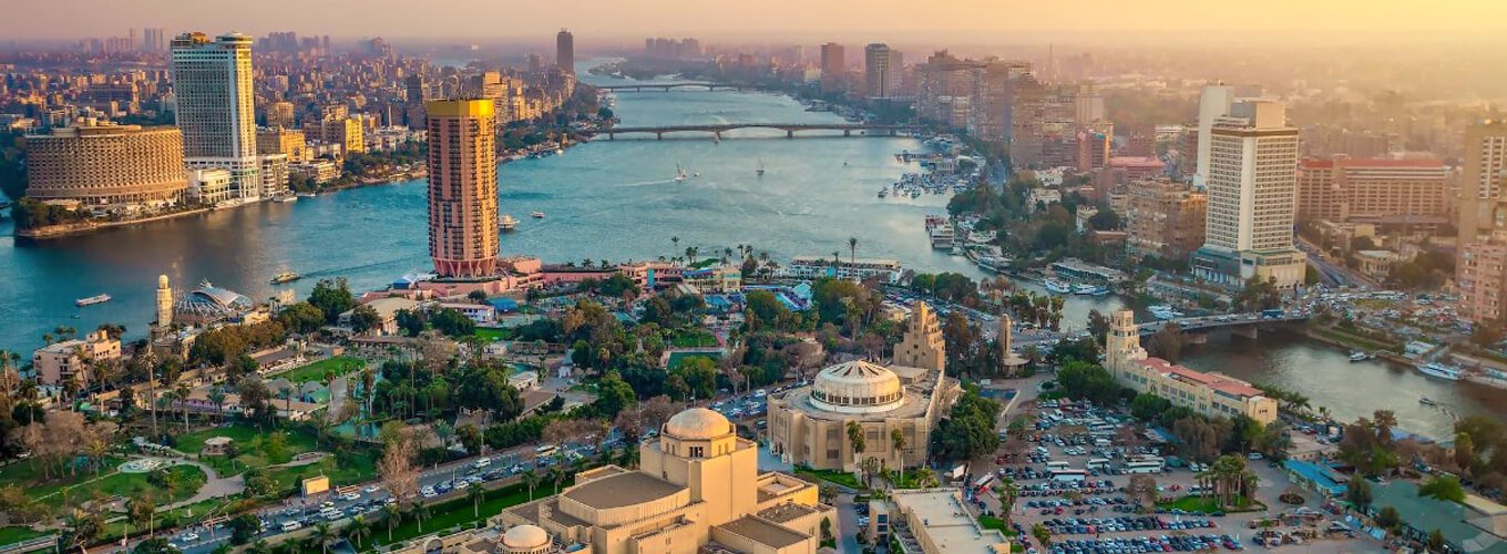 Horizonte de El Cairo con arquitectura histórica y vida urbana vibrante.