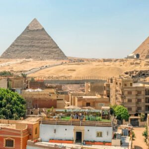 Vista impresionante de las pirámides de Giza bajo un cielo despejado.