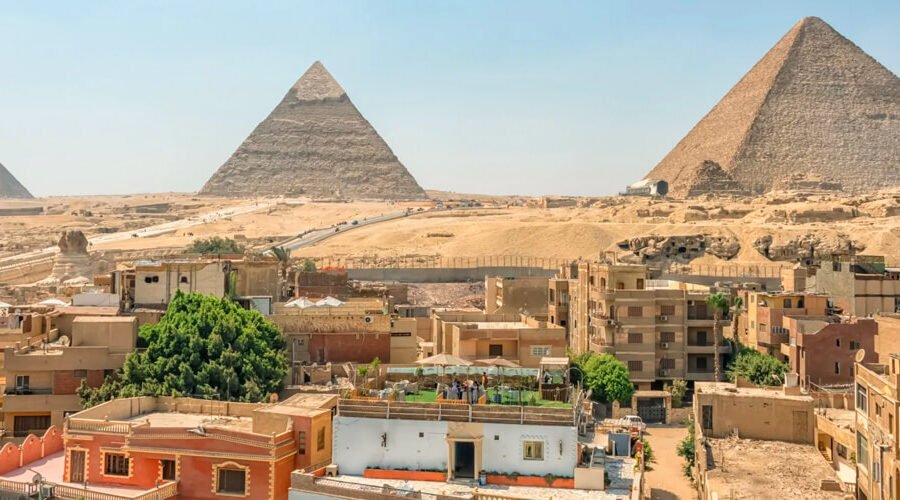 Vista impresionante de las pirámides de Giza bajo un cielo despejado.