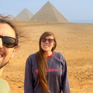 Turista y su esposa toman un selfie frente a las pirámides de Egipto.
