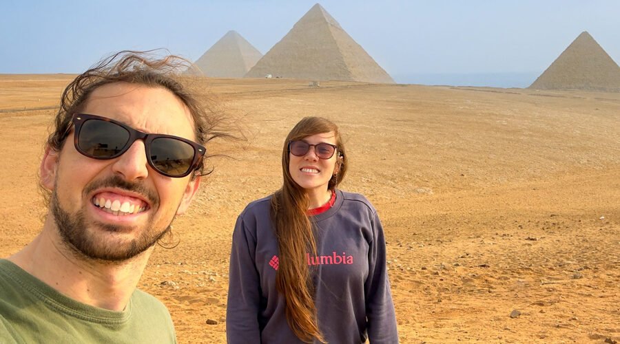 Turista y su esposa toman un selfie frente a las pirámides de Egipto.