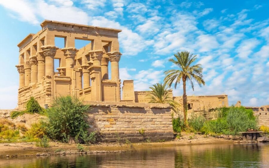 Vista del Templo de Philae con su arquitectura antigua desde Aswan.