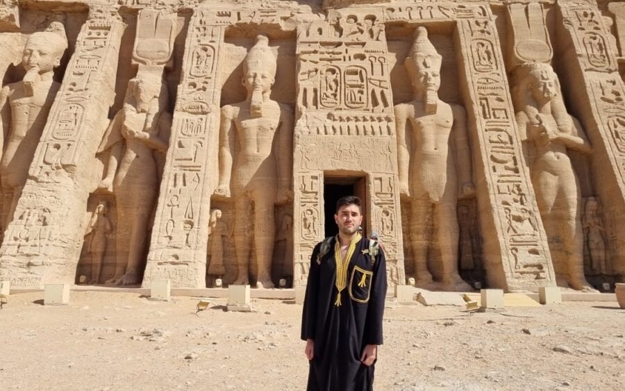Turista extranjero con bata frente al templo de Abu Simbel en Egipto.