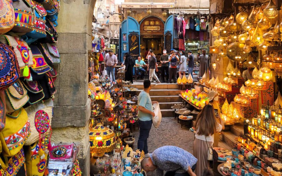 Vista colorida del mercado de Khan al-Khalili en El Cairo.