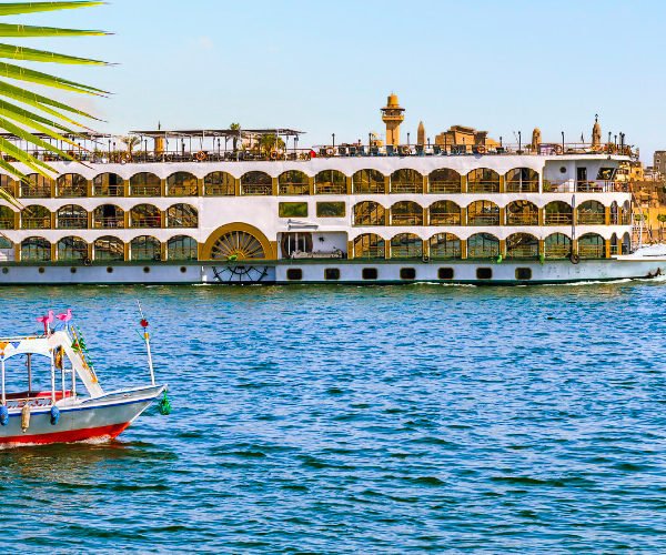 Vista del Nilo y la ciudad de Luxor al atardecer con colores vibrantes.