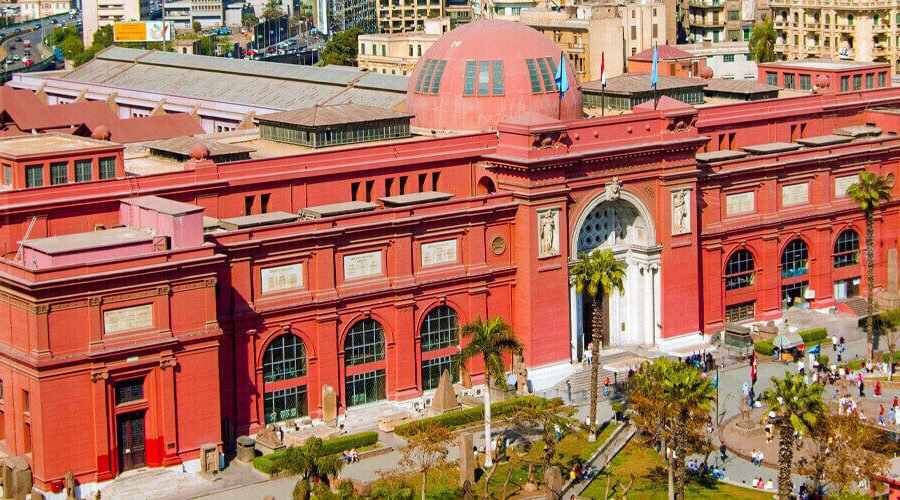 Vista del Museo Egipcio de Tahrir con su arquitectura impresionante.