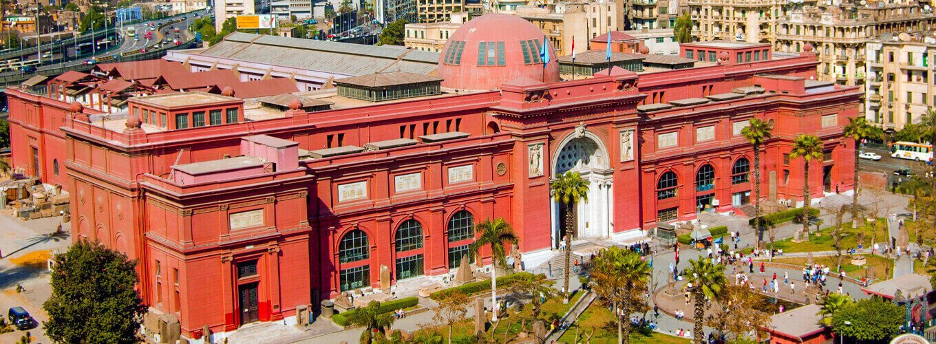 una-maravillosa-imagen-frente-al-museo-egipcio-de-tahrir Vista del Museo Egipcio de Tahrir con su arquitectura impresionante.